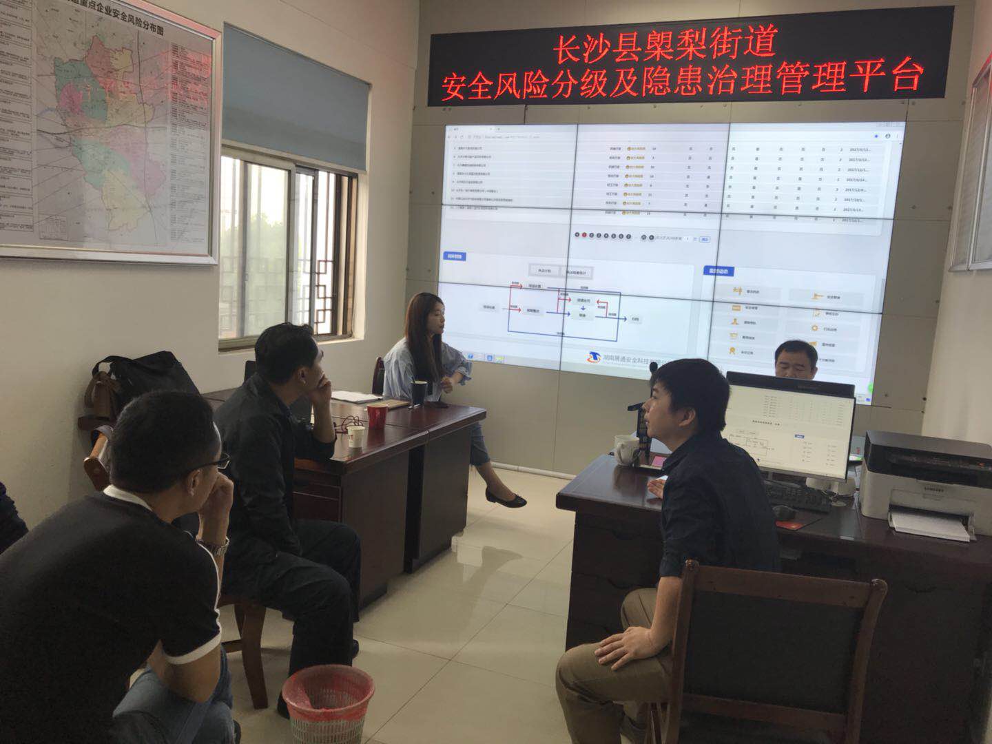 成都成华区龙潭街道办事处领导赴展通考察,高度认可展通各项安全科技成果